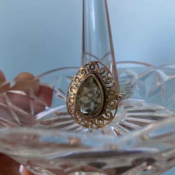 Sterling silver filigree swirl pear shaped pale green stone cocktail ring. 6.5 - Picture 4 of 6